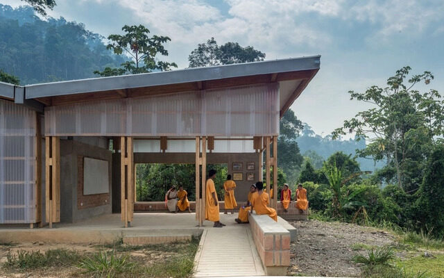 Arquitectura sostenible en entorno tropical, diseño bioclimático con materiales locales y estructura de madera, ejemplo de arquitectura latinoamericana moderna