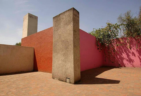 Arquitectura mexicana contemporánea con muros de colores vibrantes y juegos de luz y sombra, inspiración de diseño para espacios urbanos.